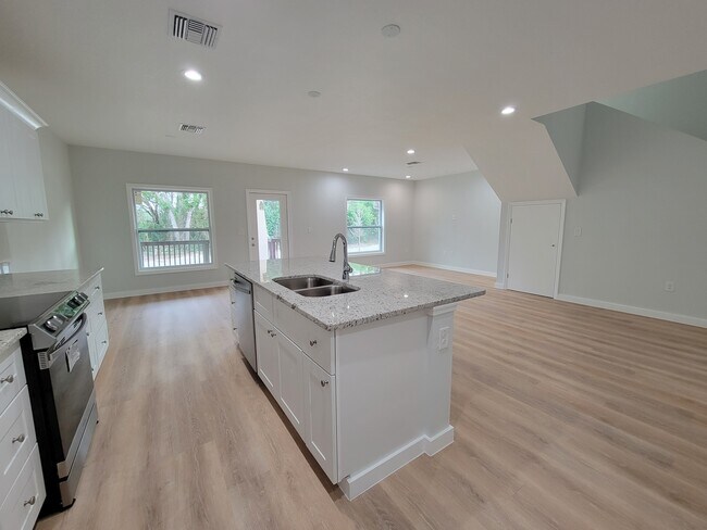 Foto del edificio - 1950 Freedom Dr