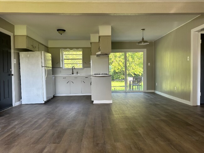 Building Photo - 210 Nichols Dr