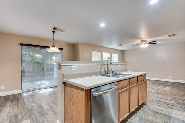 Building Photo - 4 Bedroom 2 1/2 bath Springtree Ranch Subdivision