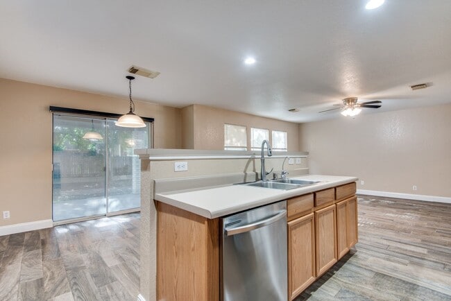 Foto del edificio - 4 Bedroom 2 1/2 bath Springtree Ranch Subdivision