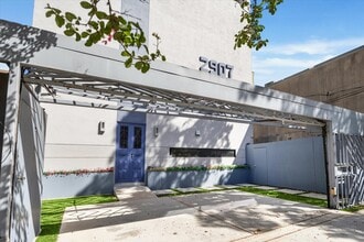 Building Photo - 2907 Ferndale St