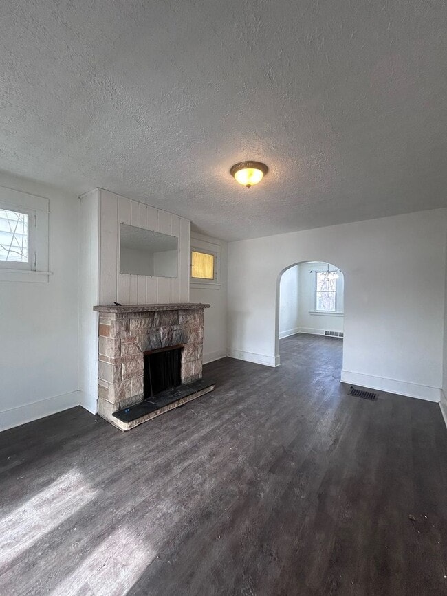 Building Photo - Updated 3 Bedroom Home l Marhsall Shadeland