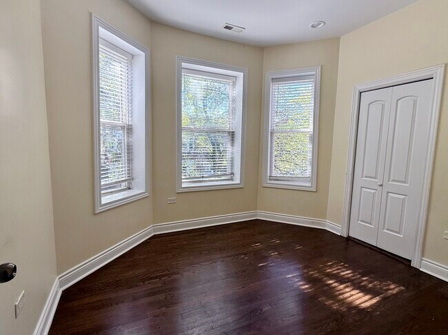 Foto del edificio - 2300 N Springfield Ave