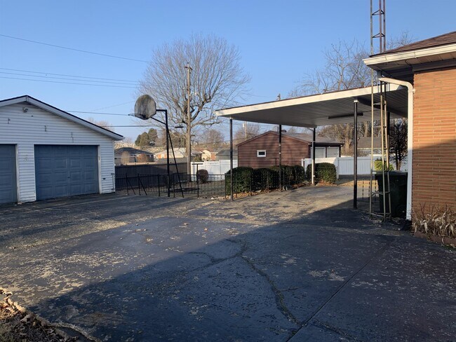 Building Photo - 2546 Old Hartford Rd