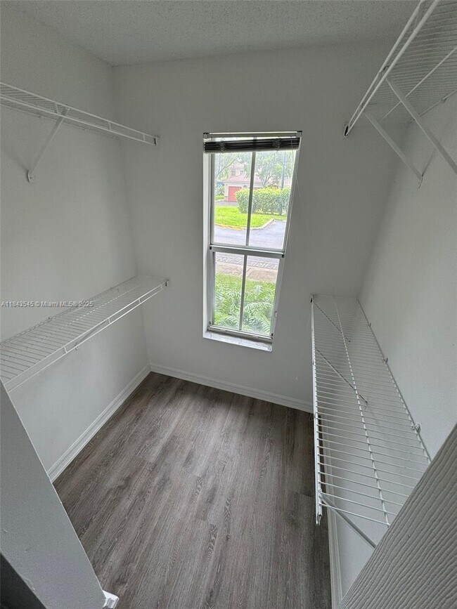 Foto del edificio - 2451 Centergate Dr