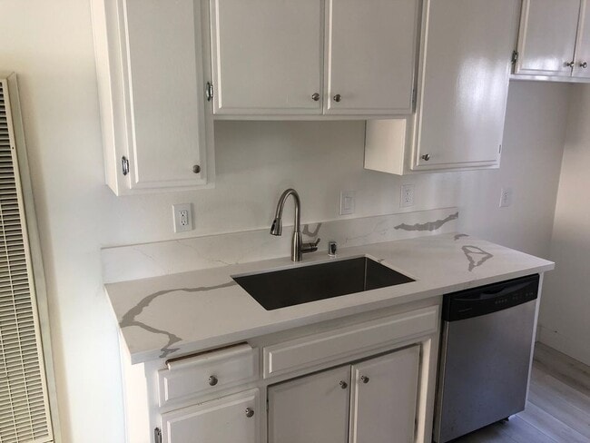 Foto del edificio - 408 N Venice Blvd