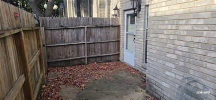 Building Photo - 17471 Red Oak Dr