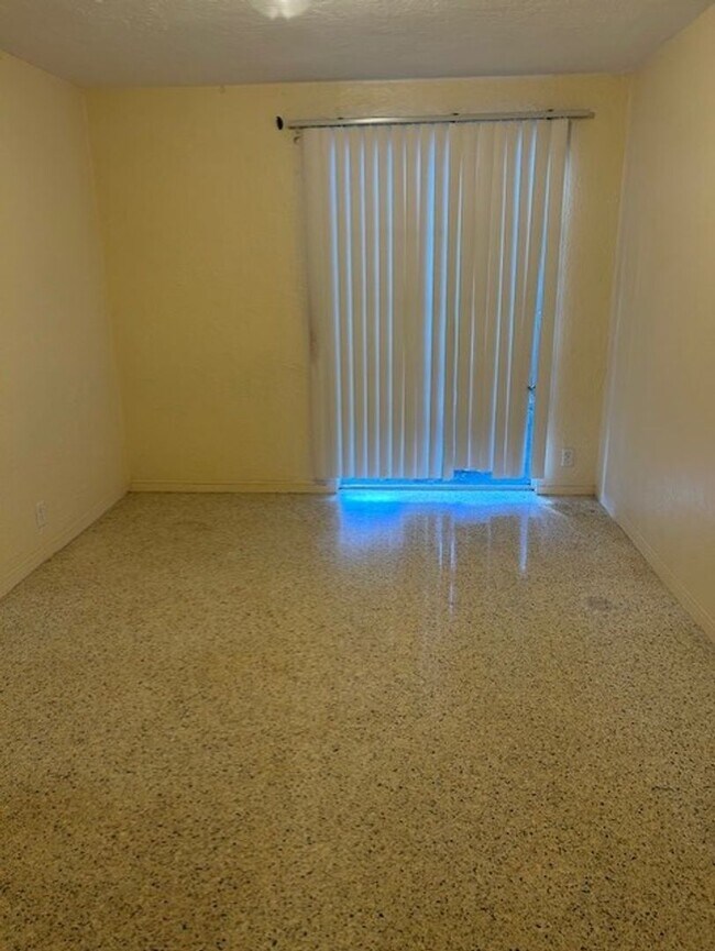 Building Photo - 1/2 OFF 3RD MONTHS RENT!! 1/1 centrally located