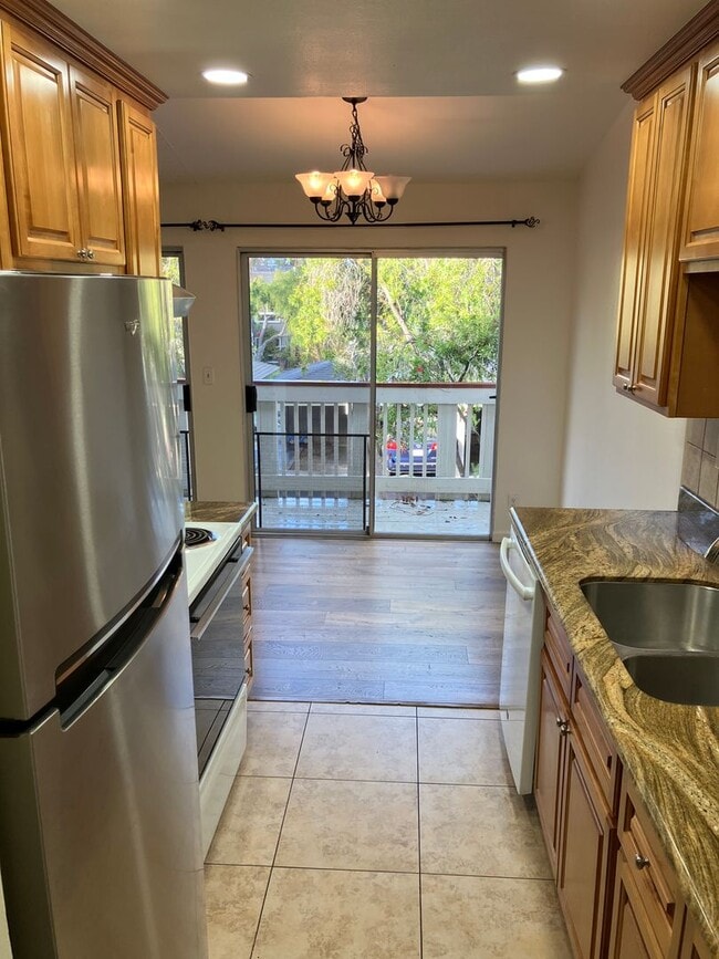 Foto del edificio - Bright 2 Bedroom Condo! **Remodeled End Un...
