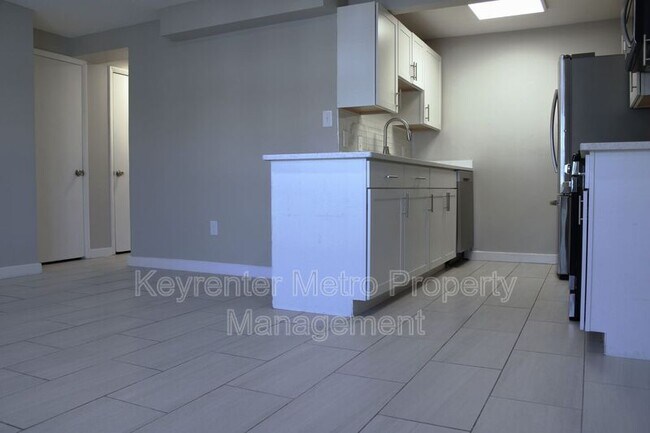 Building Photo - 1828 Village Green Dr