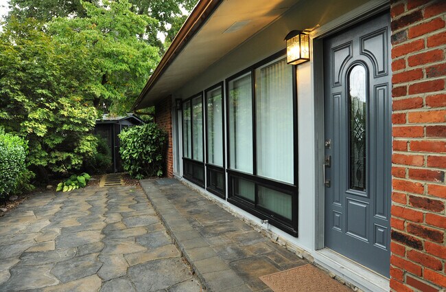 Building Photo - 5951 Fairlee Rd