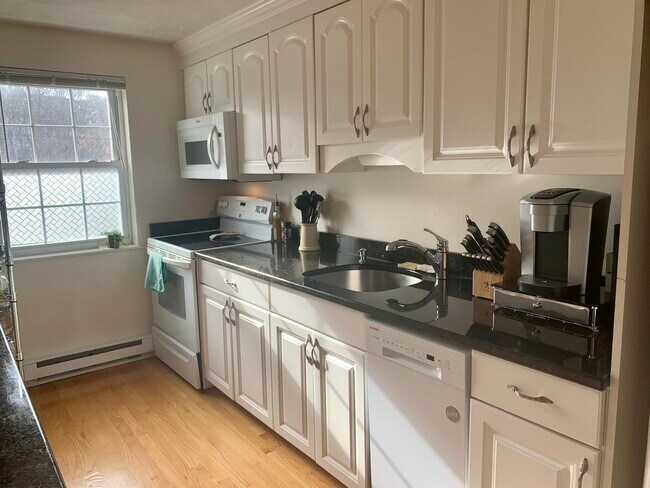 Building Photo - 8 Colonial Village Dr