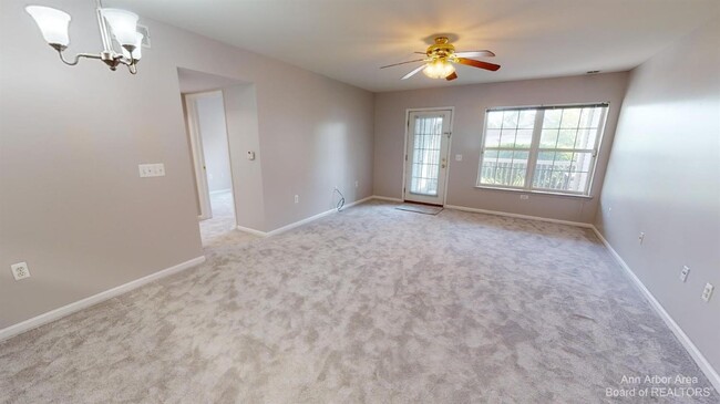 Building Photo - 2666 S Knightsbridge Cir