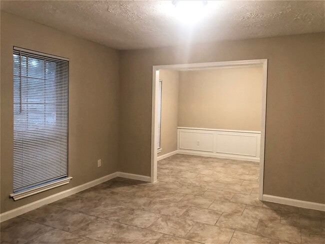 Building Photo - 25323 Lynbriar Ln