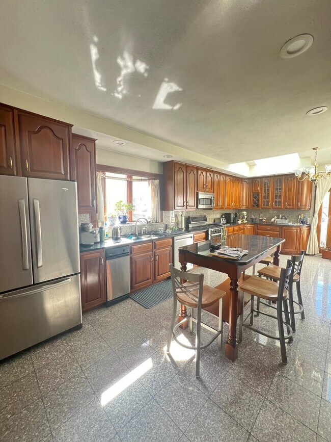 Foto del edificio - 122 Brooks Street, Medford, MA 02155 - 6 B...