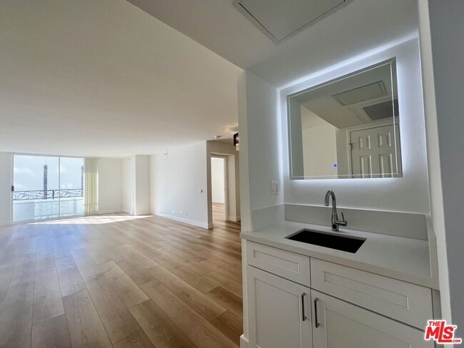 Building Photo - 10390 Wilshire Blvd