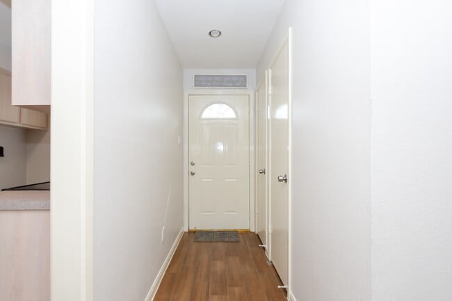 Foto del edificio - 7950 Grove Ridge Dr