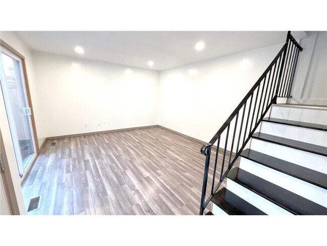 Foto del edificio - 7694 Dunmore Rd