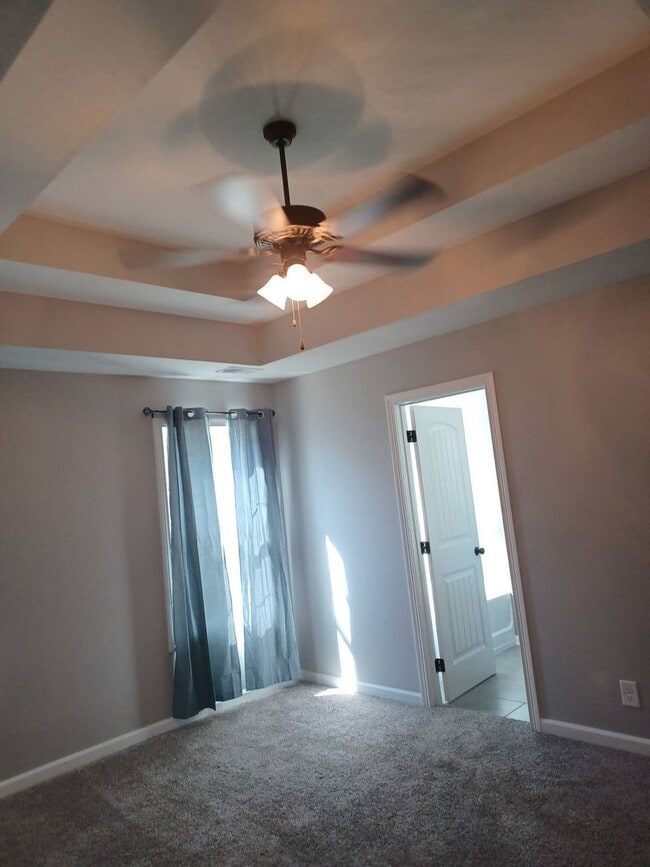 Building Photo - 3 Bedroom 2 Bathroom Home!