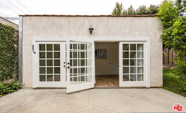 Foto del edificio - 807 N Stanley Ave