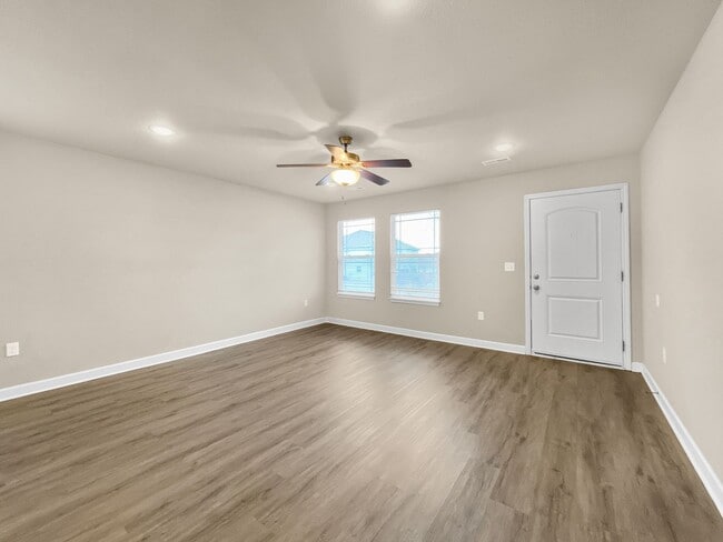 Building Photo - Spacious 3-Bedroom Townhome in Prime Colonial Highlands Location