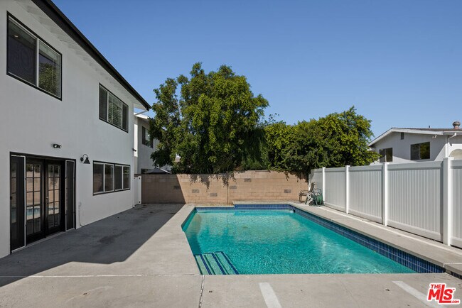 Foto del edificio - 18113 Bromley St