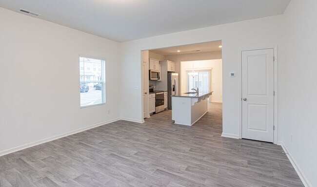 Building Photo - BEAUTIFUL 2 Bedroom Townhome in Midland Av...