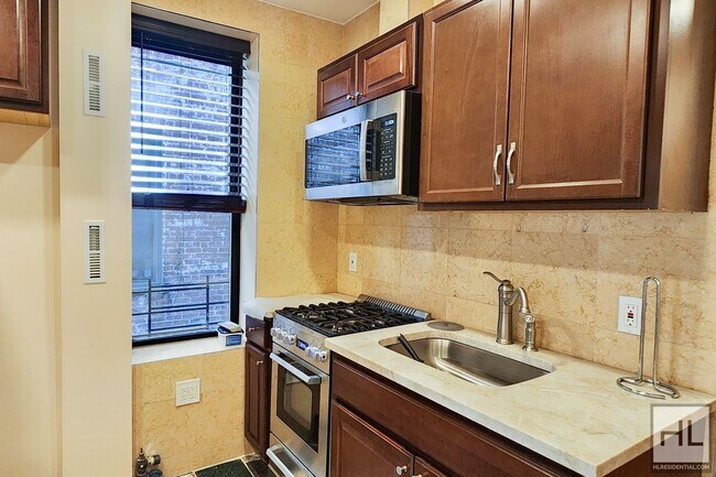 Building Photo - HURON STREET / 2-Bed 1-Bath / Great Greenp...