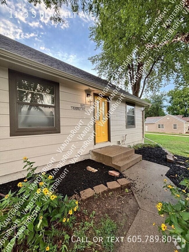 Building Photo - 1113 S Blauvelt Ave