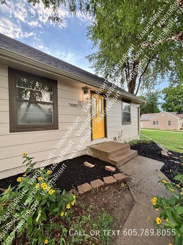 Primary Photo - 1113 S Blauvelt Ave