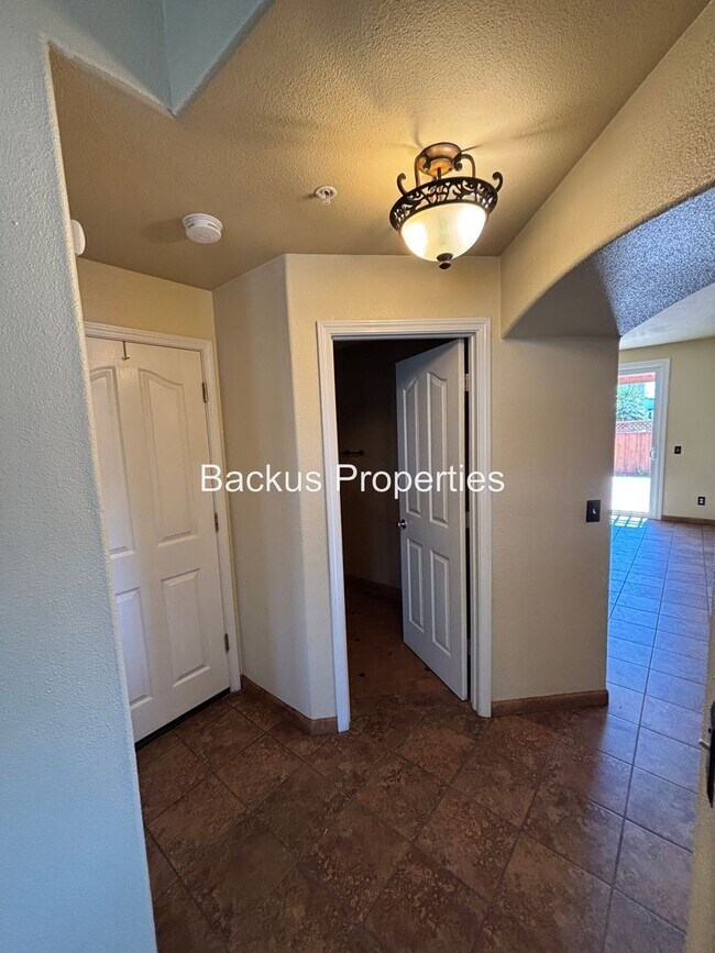Foto del edificio - Wonderful two-level home in Creekbridge area