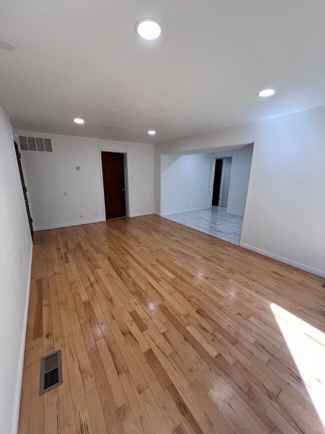 Building Photo - Unit in the Avenues!