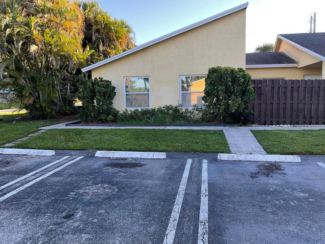 Foto principal - 214 Sparrow Dr