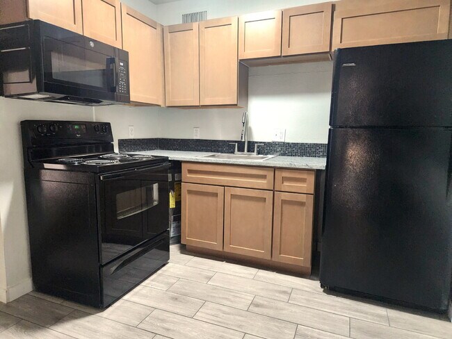Building Photo - GCU Students Welcome! Updated 2-Bedroom Unit For Lease
