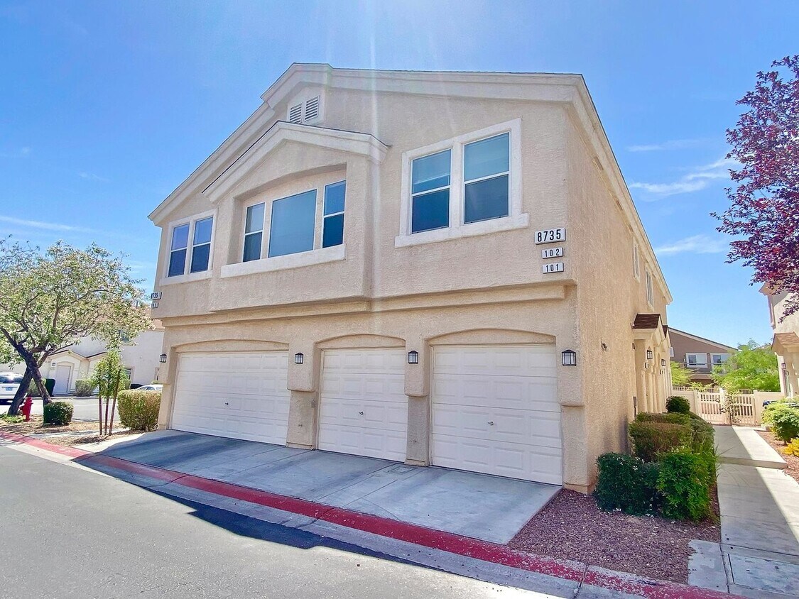 Foto principal - CHARMING 2 BEDROOM, 2 BATH CONDO WITH STYL...
