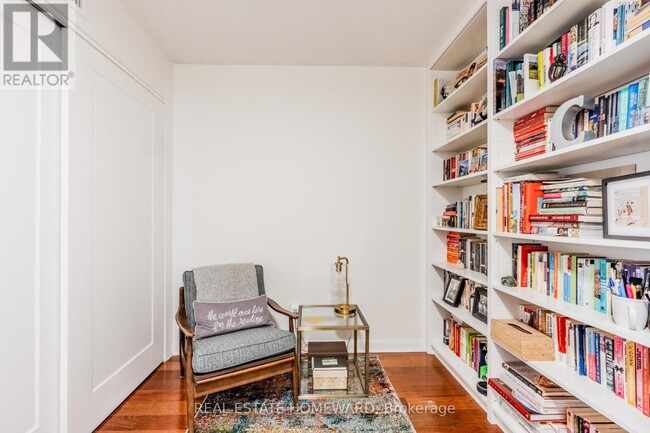 Building Photo - 313 Richmond St E