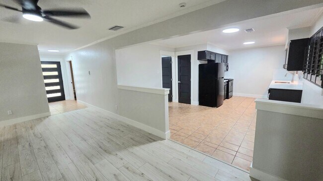 Building Photo - 411 Woodcrest Way