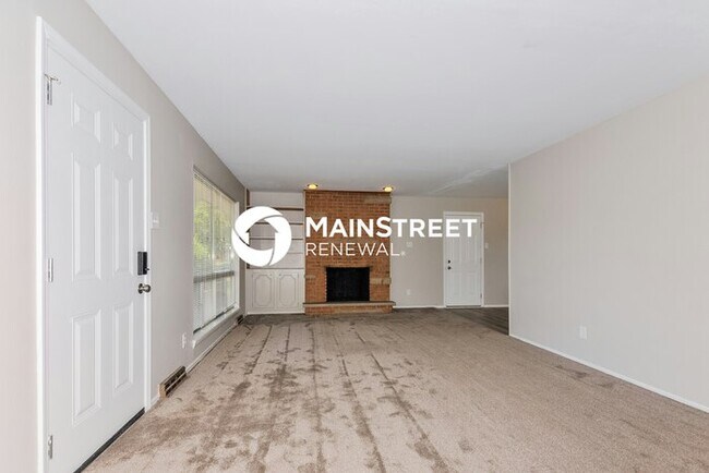 Building Photo - 2 Bedroom Pet-Friendly Home in St Charles,...