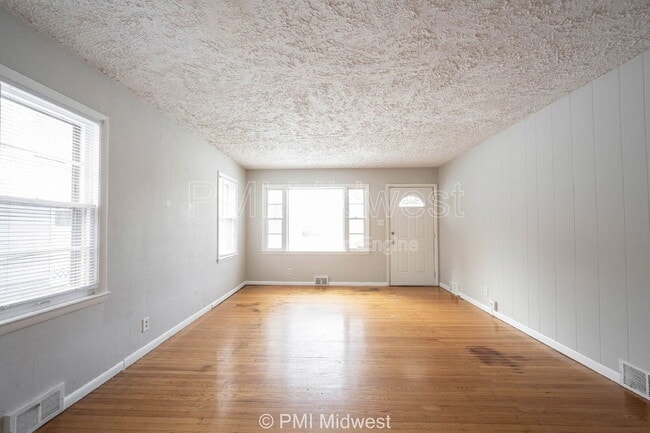 Building Photo - 5005 Indianola Ave