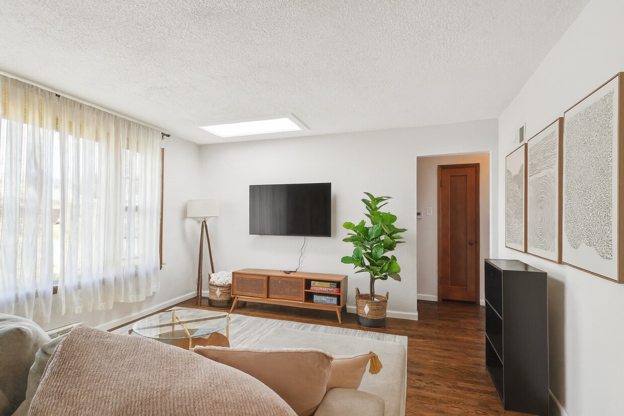 Foto principal - 6818 Vernon Ave