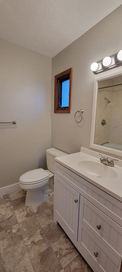 Building Photo - Dundee 4 bed 2 bath 3 car garage
