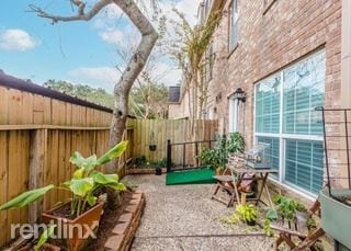 Building Photo - 361 N Post Oak Ln