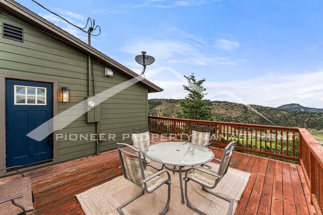 Building Photo - Spectacular House with Mountain Views and ...
