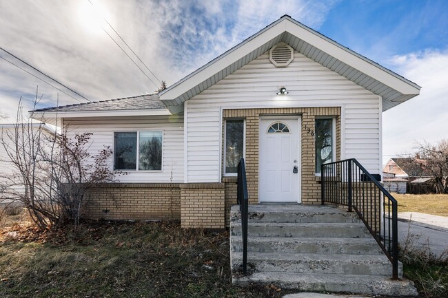 Building Photo - Newly Remodeled 3 Bed + Office, 1 Bath home in Rexburg