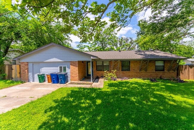 Building Photo - Beautifully Updated 3 bed/2 bath + Office/...