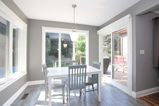 Eat in kitchen overlooking gorgeous backyard - 89 Pinedale Cres