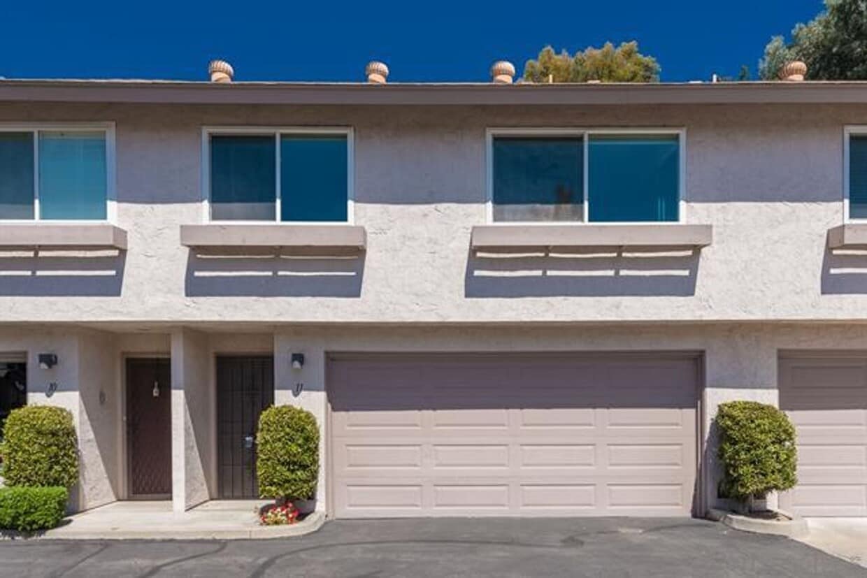 Foto principal - 3BD 2BA 2CAR Garage Townhouse located in L...