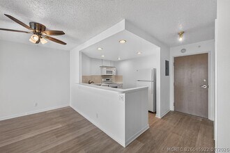 Building Photo - 340 Sunset Dr