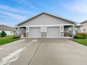 Building Photo - 208 SW Marigold St