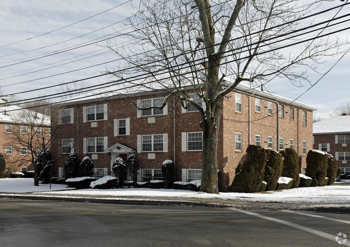 Horn Pond Apartments - Lakeside University Apartments